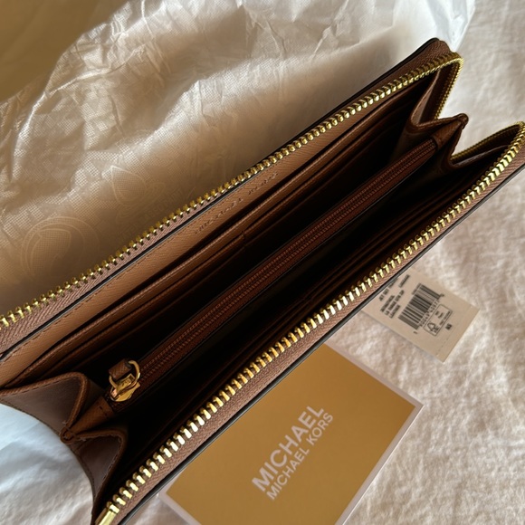 Jet Set Travel Large Saffiano
Leather Quarter-Zip Wallet - Picture 4 of 6